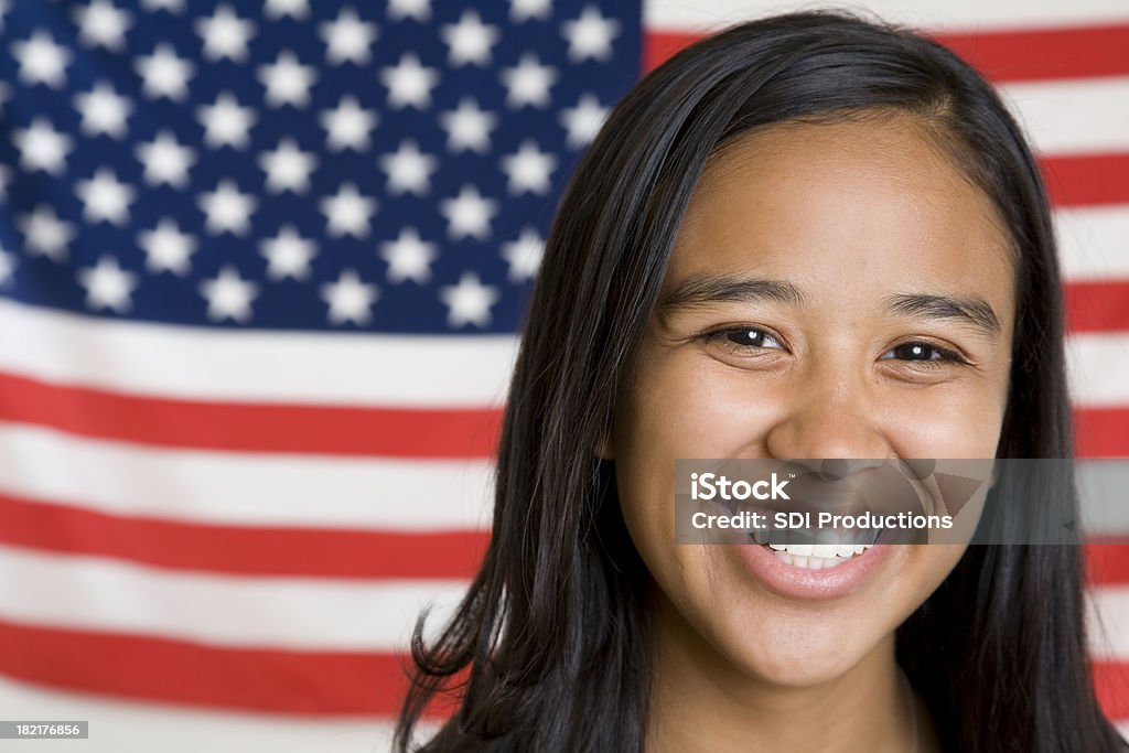 귀여운 젊은 히스패닉 여자아이 앞에서 칠레식 플랙 - 로열티 프리 미국 국기 스톡 사진
