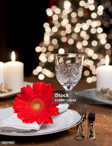 Foto de Configuração De Férias e mais fotos de stock de Acender - Acender, Bola de Árvore de Natal, Botar a Mesa