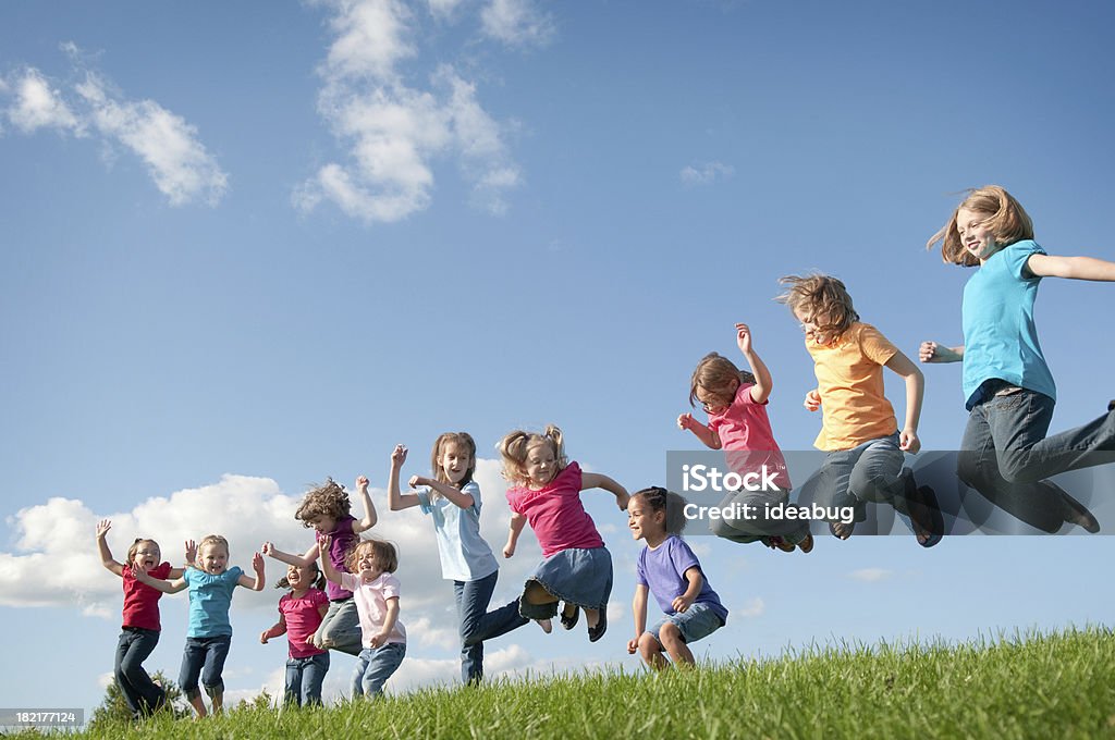 Gruppe von glücklichen Mädchen springen im Freien - Lizenzfrei Hochspringen Stock-Foto