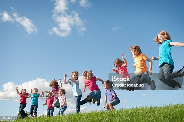 그룹 행복함 걸스 뛰어내림 외부 아이에 대한 스톡 사진 및 기타 이미지 - 아이, 점프, 줄 서 있는 사람들