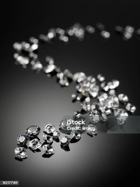 Verstreut Diamanten Stockfoto und mehr Bilder von Diamant - Diamant, Schmuck, Bildhintergrund