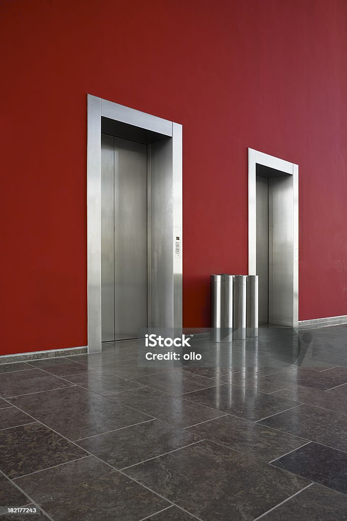 Mur rouge, deux portes de l'ascenseur, les déchets poubelles - Photo de Abstrait libre de droits
