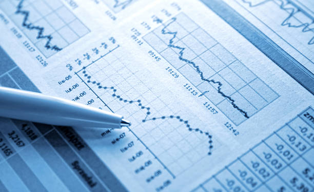 dólar de gráfico - home finances recession newspaper finance - fotografias e filmes do acervo