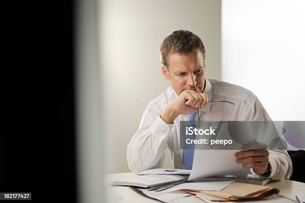 Hombre De Negocios De Lectura Foto de stock y más banco de imágenes de 40-44 años - 40-44 años, Agarrar, Belleza