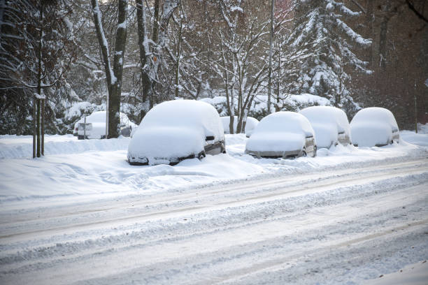 istock Cars thickly covered in a thick coating of snow 1821774889