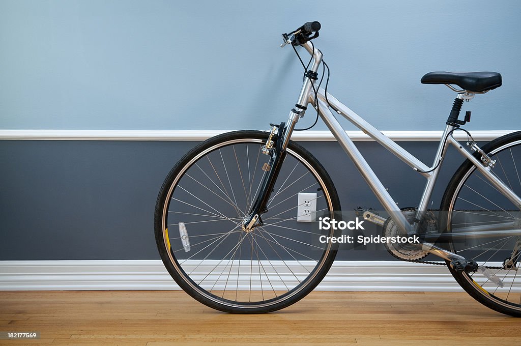 Salle vide avec vélo - Photo de Intérieur de maison témoin libre de droits