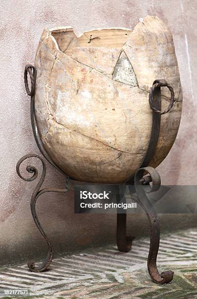 Broken Jarra - Fotografias de stock e mais imagens de Arcaico - Arcaico, Arte, Arte e Artesanato - Arte visual