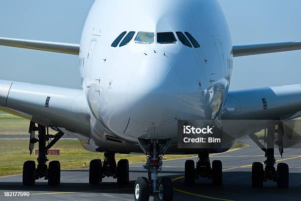 Front Primer Plano De Un Avión Avión Reactor Foto de stock y más banco de imágenes de Punta delantera del fuselaje - Punta delantera del fuselaje, Avión, Grande