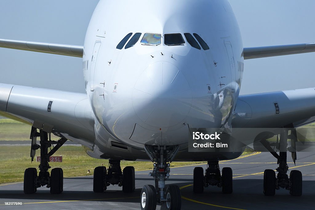 Close-up frontal de um avião a jato comercial grande - Foto de stock de Ogiva royalty-free