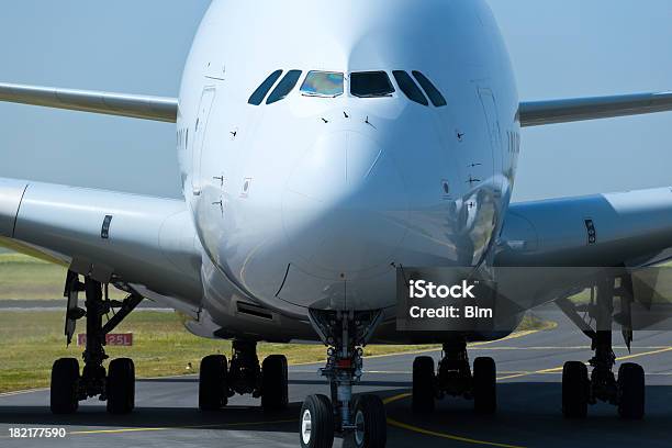 Foto de Closeup Frontal De Um Avião A Jato Comercial Grande e mais fotos de stock de Ogiva