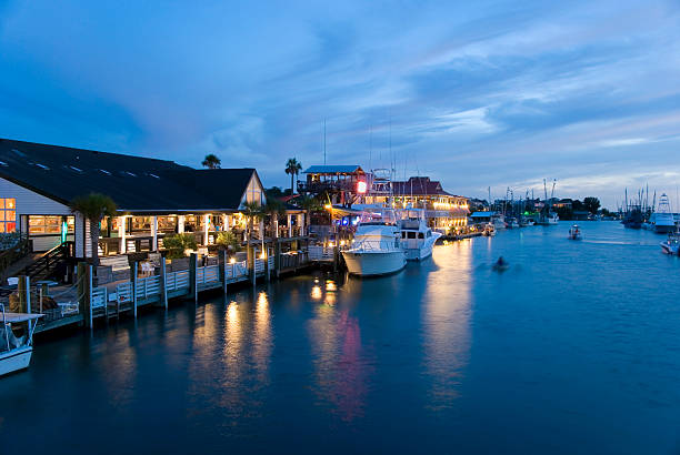 marina bei nacht - south carolina stock-fotos und bilder