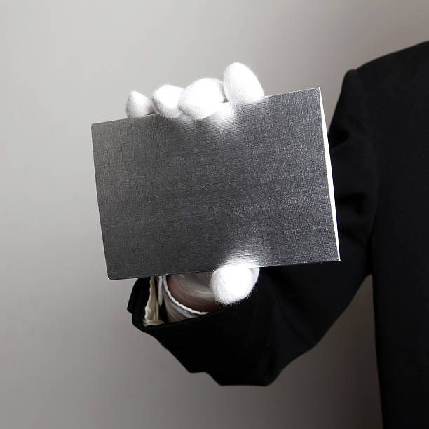 butler con tarjeta en blanco - first class butler white glove fotografías e imágenes de stock