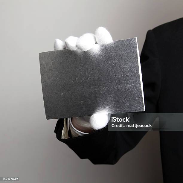 Butler Con Tarjeta En Blanco Foto de stock y más banco de imágenes de Lujo - Lujo, Invitación, Invitación de boda