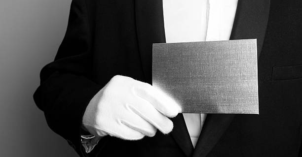 mordomo com cartão em branco - first class butler white glove - fotografias e filmes do acervo
