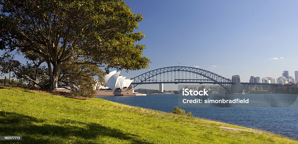 Puerto de Sídney en el sol - Foto de stock de Teatro de la Ópera de Sydney libre de derechos