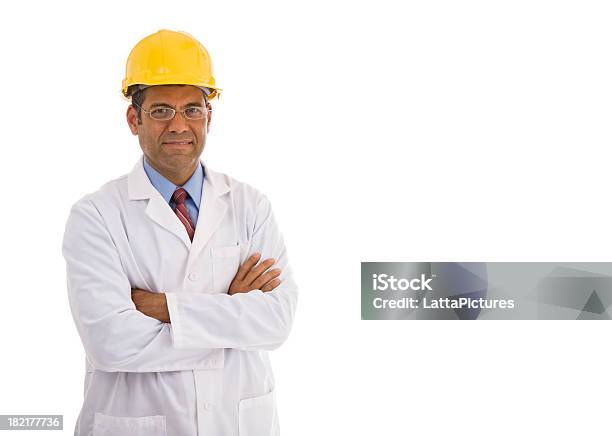 Mann Trägt Laborkittel Bauarbeiterhelm Und Brille Arme Verschränkt Stockfoto und mehr Bilder von Arme verschränkt
