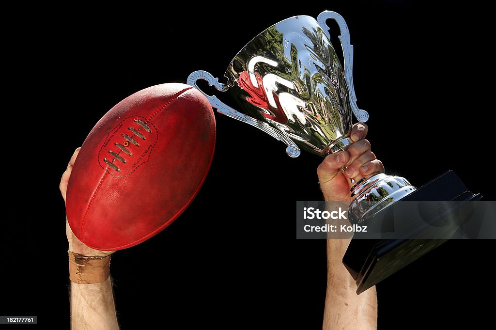 AFL bola e Trophy realizado Aloft - Foto de stock de Futebol Australiano royalty-free