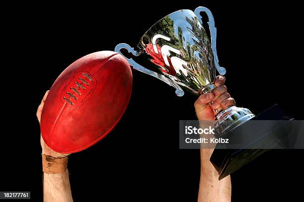 Foto de Afl Bola E Trophy Realizado Aloft e mais fotos de stock de Futebol Australiano - Futebol Australiano, Troféu, Primeiro Lugar