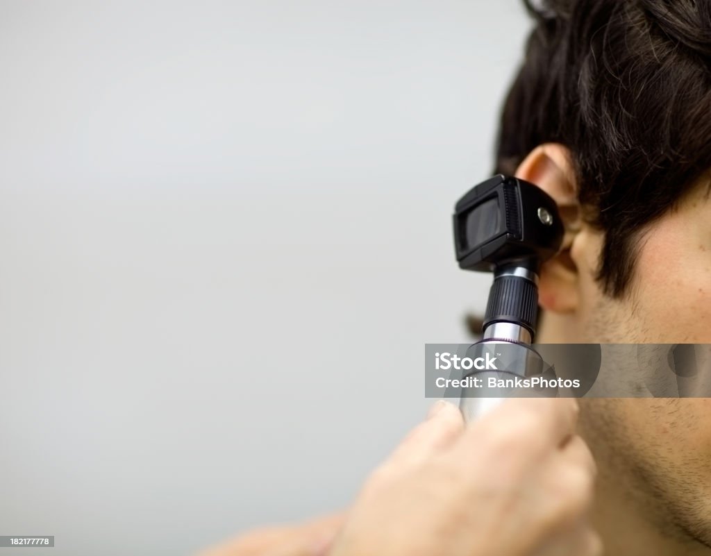 Dott. esaminando le orecchie del paziente con un Otoscopio - Foto stock royalty-free di Otorinolaringoiatra