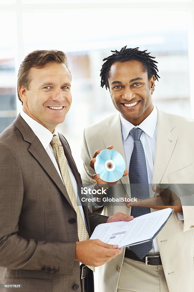 Colegas de negócios feliz mostrando o disco de retenção e documento - Royalty-free 20-24 Anos Foto de stock