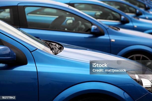 Linha De Carros - Fotografias de stock e mais imagens de Azul - Azul, Carro, Destino de Viagem