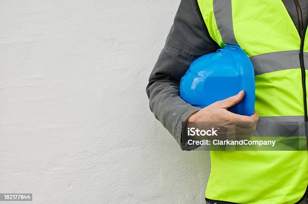 Konstruktion Arbeiter Mit Hoher Visibilty Sicherheit Jacke Und Schutzhelm Stockfoto und mehr Bilder von Leuchtbekleidung