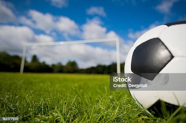 Fußball Ball Auf Gras Platz Und Zielvorgaben Stockfoto und mehr Bilder von Einzelner Gegenstand - Einzelner Gegenstand, Fitnesstraining, Fotografie