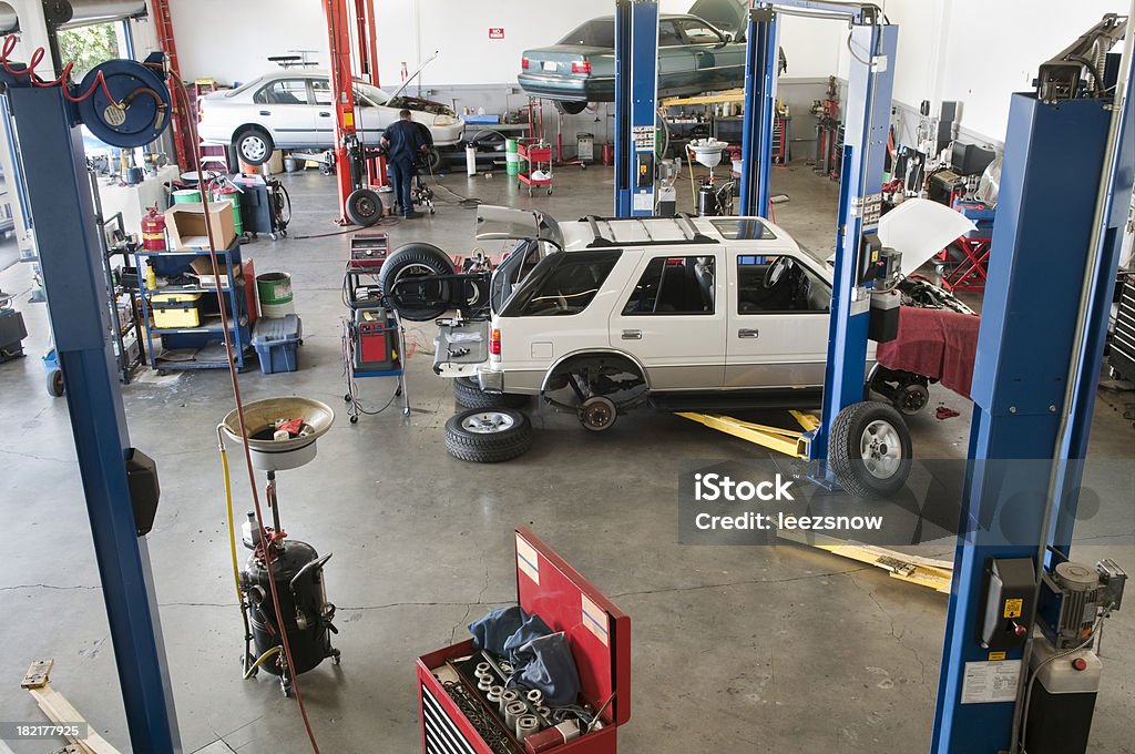 Guardando giù su Auto riparazione Garage - Foto stock royalty-free di Autofficina