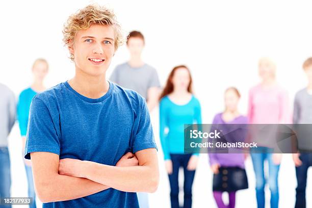 Seguros De Adolescente Con Brazos Cruzados Foto de stock y más banco de imágenes de Estudiante - Estudiante, Fondo blanco, 16-17 años