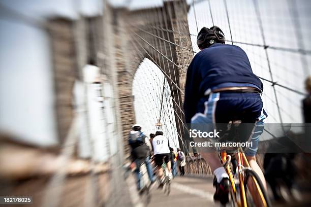 Foto de Sobre A Brooklyn Bridge e mais fotos de stock de Adulto - Adulto, Andar, Atividade