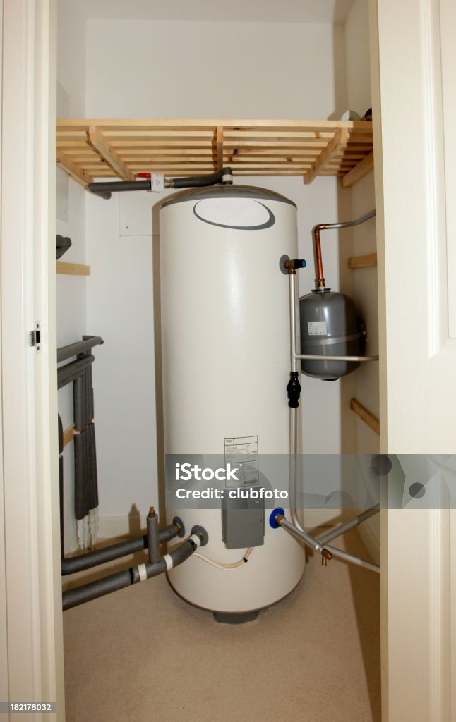 Moderne unvented indirekte warmes Wasser system Lagerung-tank-Top - Lizenzfrei Boiler Stock-Foto