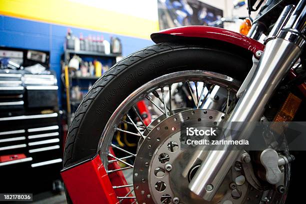 Motorcycle Tienda Mecánico Foto de stock y más banco de imágenes de Motocicleta - Motocicleta, Neumático, Reparar