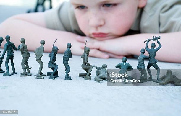 Junge Spielen Stockfoto und mehr Bilder von Militär - Militär, Kind, Betrachtung