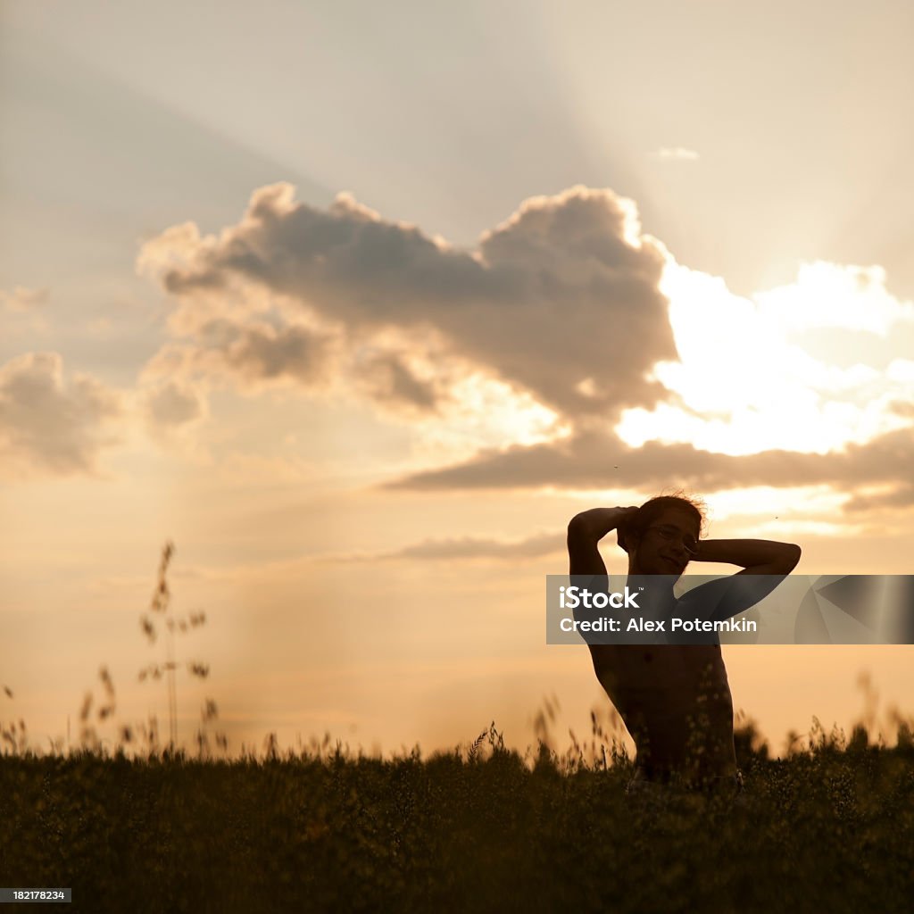 젊은 남자 계속 시골길 풍경 - 로열티 프리 갈색 스톡 사진