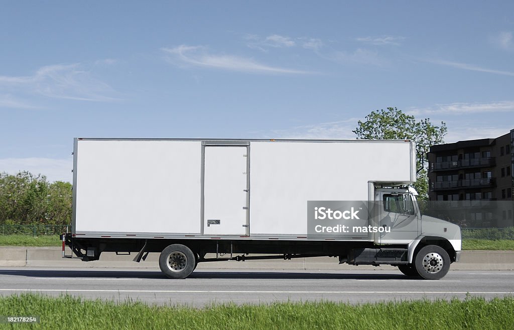 Caminhão em movimento na estrada. - Foto de stock de Van de Mudança royalty-free