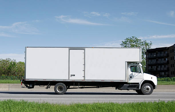 caminhão em movimento na estrada. - moving van moving office moving house truck - fotografias e filmes do acervo