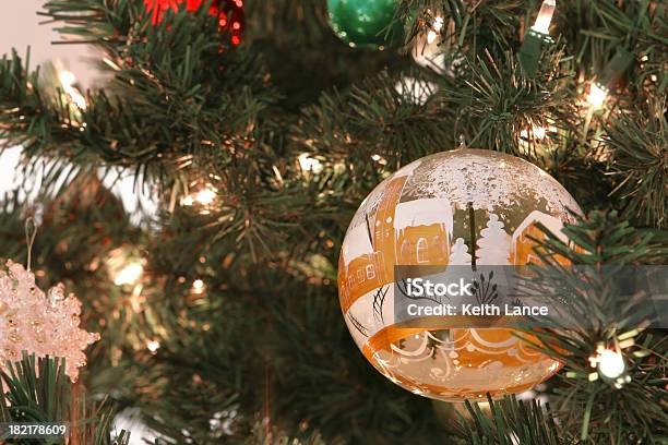 Palla Dellalbero Di Natale - Fotografie stock e altre immagini di Albero - Albero, Albero di natale, Bianco