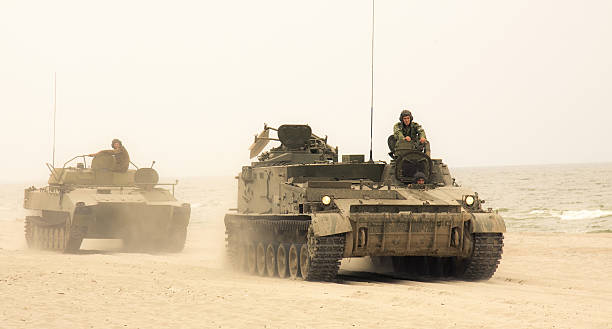 tanks convoy - tank stockfoto's en -beelden