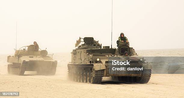 Tanques De Escolta - Fotografias de stock e mais imagens de Tanque - Tanque, Tanque de Armazenamento, Exército Russo