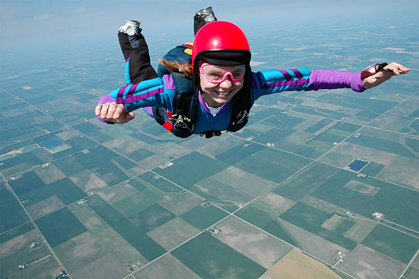 foto stock royalty-free di donna felice skydiver - freefall foto e immagini stock