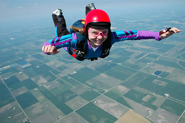 zdjęcia na licencji royalty-free-szczęśliwa kobieta skydiver - freefall zdjęcia i obrazy z banku zdjęć