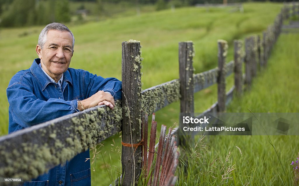 年配の男性手に屋外の木製のフェンス - 1人のロイヤリティフリーストックフォト