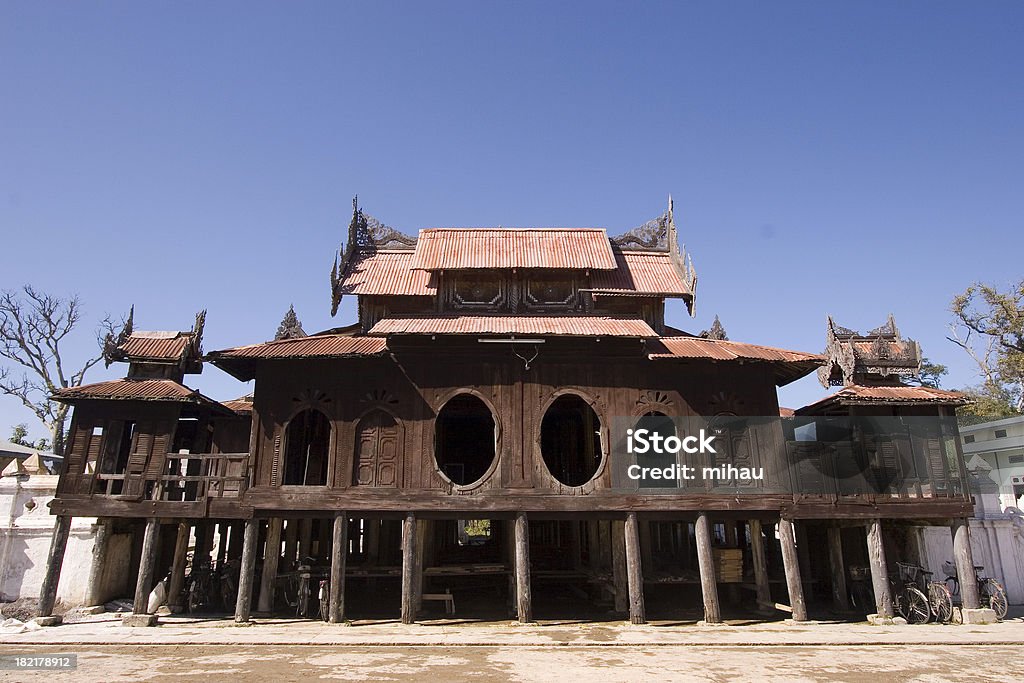 Monasterio de Teakwood - Foto de stock de Asia libre de derechos