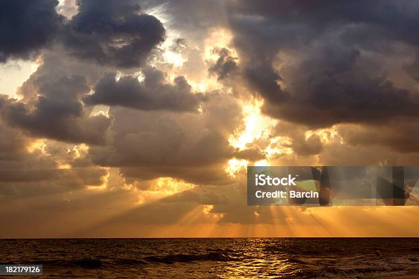 Foto de Dramática Por Do Sol e mais fotos de stock de Sol - Sol, Nuvem de Tempestade, Cloudscape