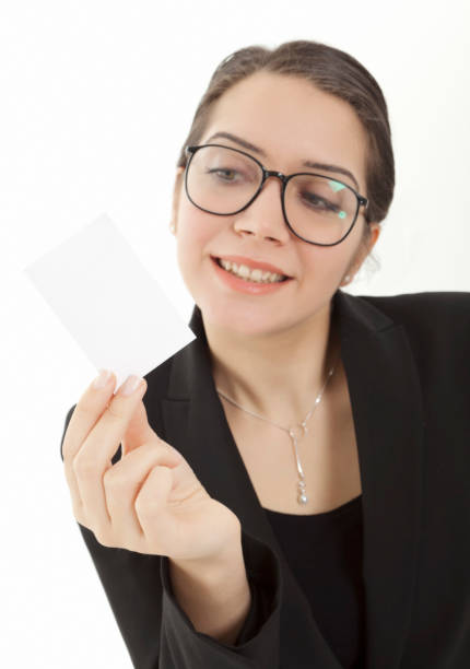 jovem mulher de negócios exploração branco cartão de negócios - glasses holding business card imagens e fotografias de stock