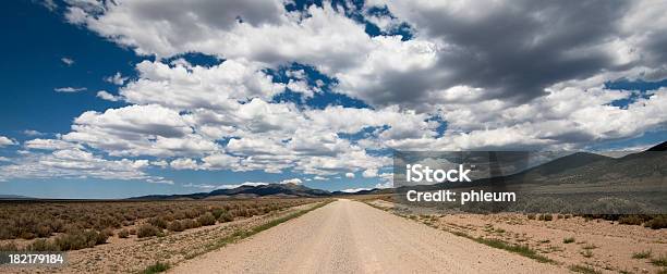 Desert Road Wolkigen Himmel Stockfoto und mehr Bilder von Schotterstrecke - Schotterstrecke, Lang, Wolke
