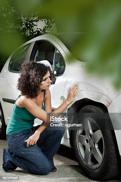 Acidentes - Fotografias de stock e mais imagens de Carro - Carro, Danificado, 20-29 Anos