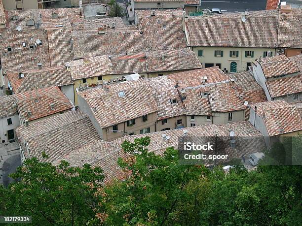 Photo libre de droit de Vieux Village Italien Toits De San Marino banque d'images et plus d'images libres de droit de Arbre - Arbre, Conduit de cheminée, De petite taille