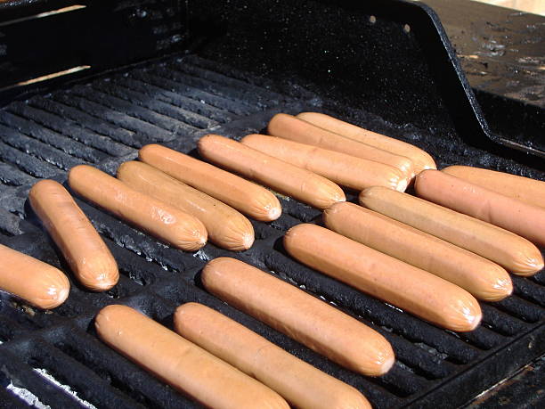 hot dogs auf dem grill - weenies stock-fotos und bilder