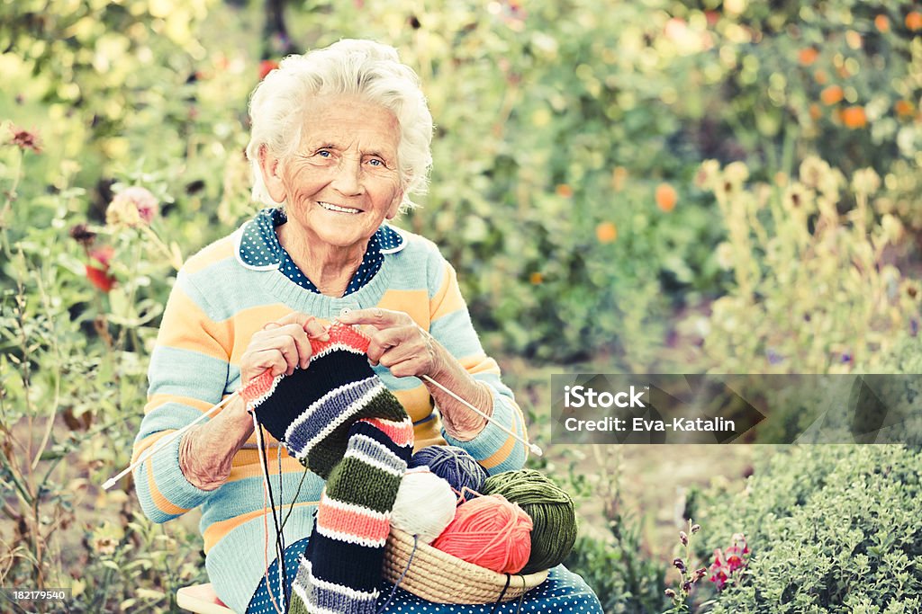 Elderly woman punto - Foto de stock de Hacer punto libre de derechos